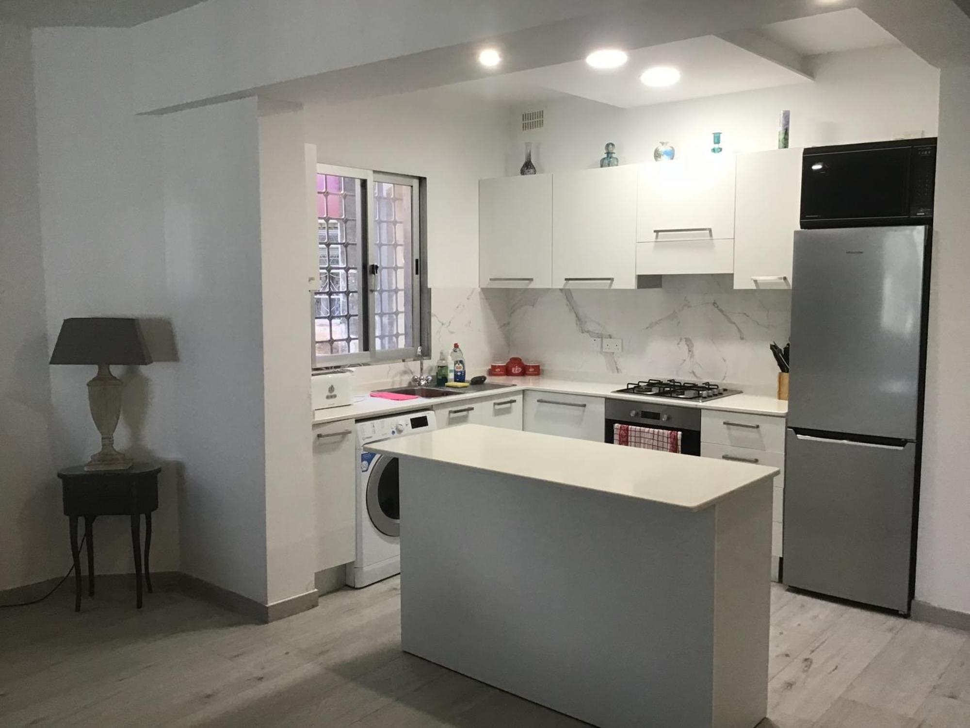 Bahar Ic-caghaq With Private Drive-in, Equidistant From Sliema And St. Paul's Bay Apartament