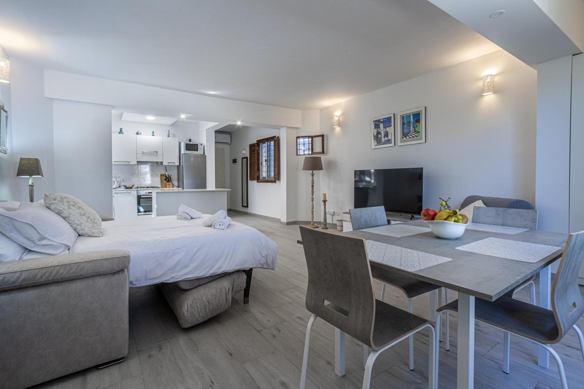 Bahar Ic-caghaq With Private Drive-in, Equidistant From Sliema And St. Paul's Bay Apartament *