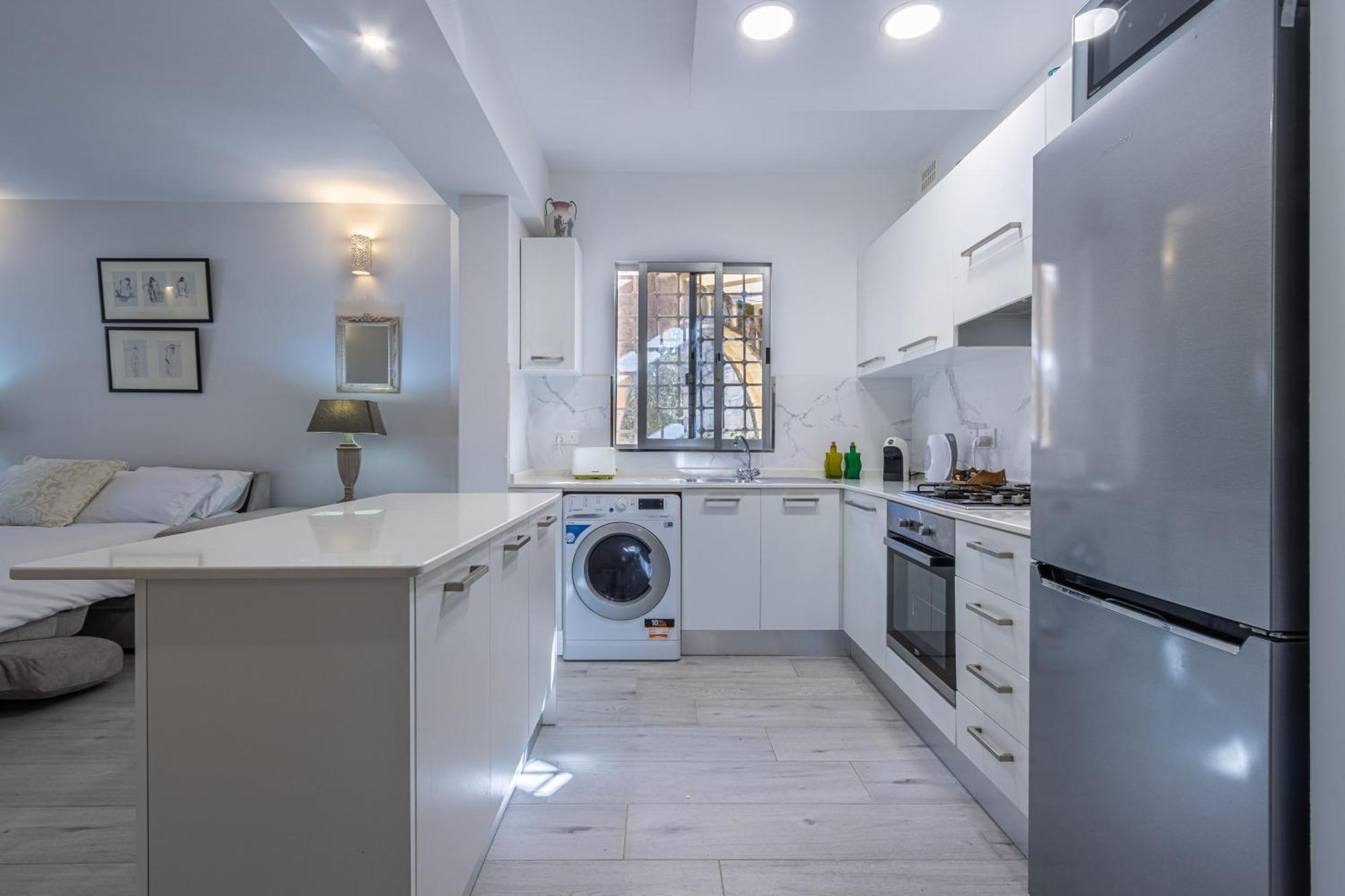 Apartament Bahar Ic-caghaq With Private Drive-in, Equidistant From Sliema And St. Paul's Bay