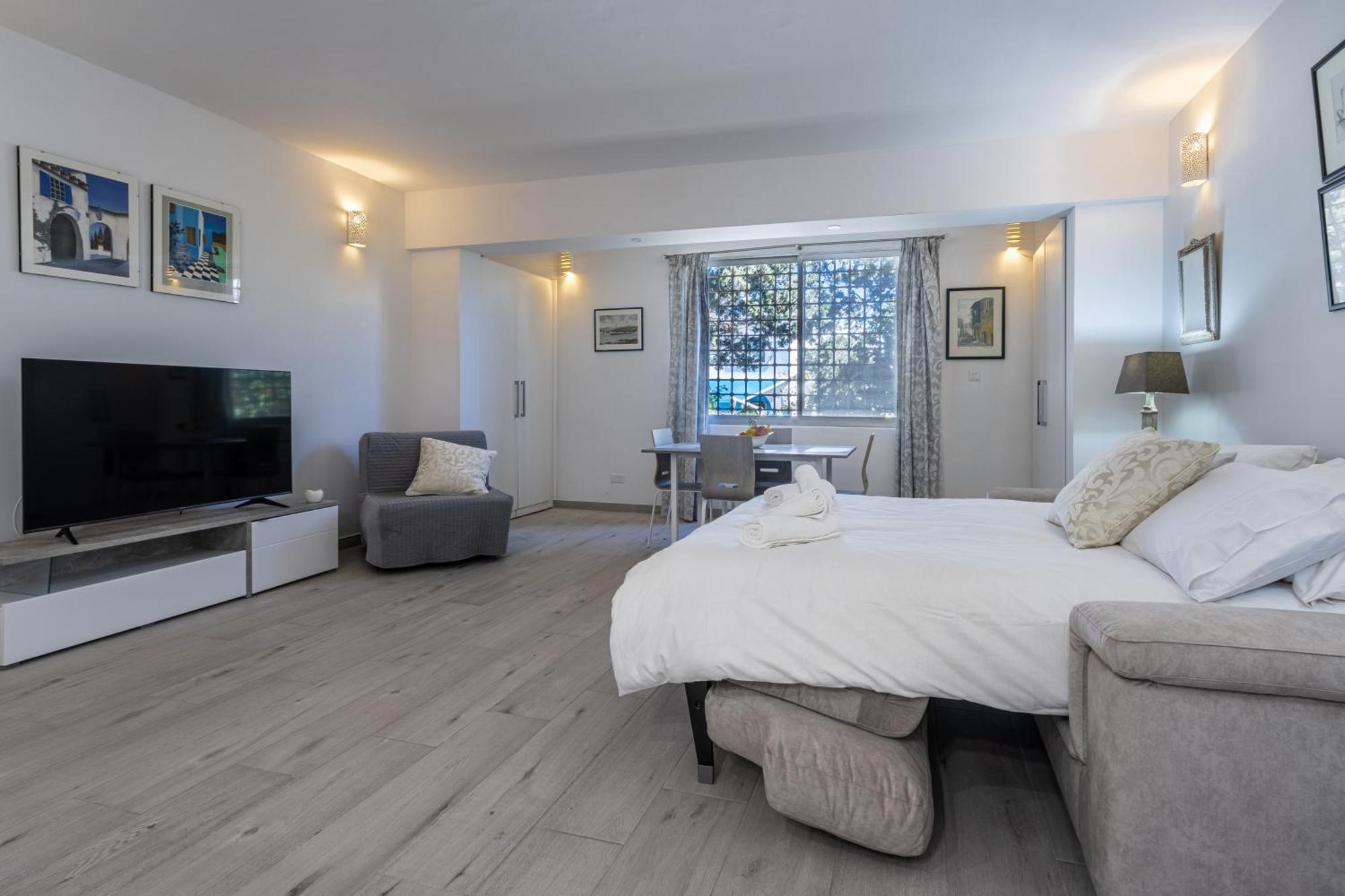 Bahar Ic-caghaq With Private Drive-in, Equidistant From Sliema And St. Paul's Bay Apartament