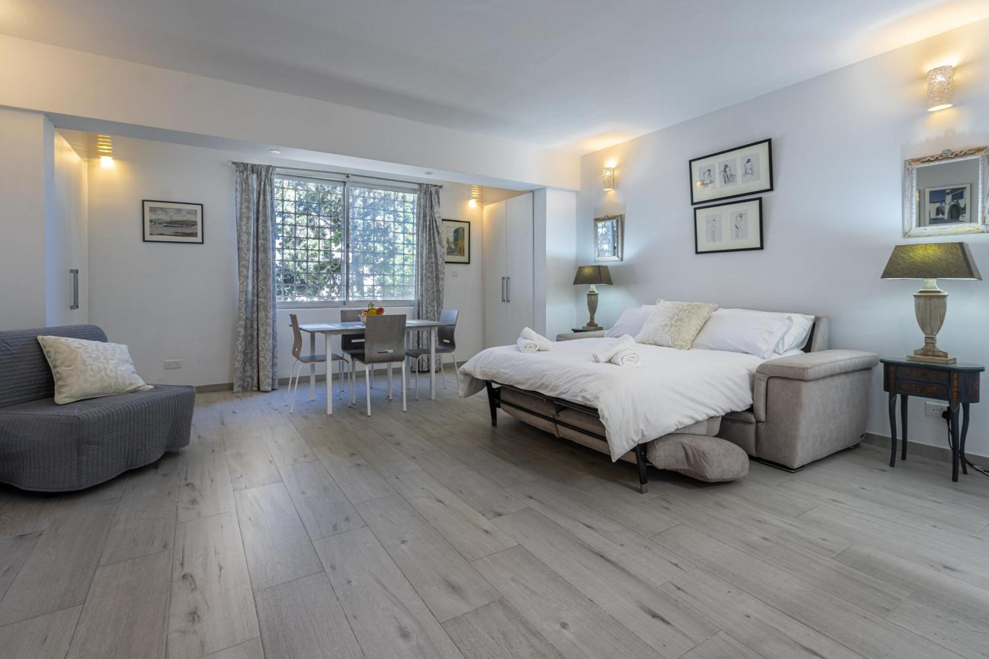 Apartament Bahar Ic-caghaq With Private Drive-in, Equidistant From Sliema And St. Paul's Bay *